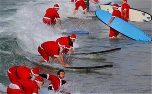 320名圣诞老人整体冲浪？八一八圣诞节奇闻趣事
