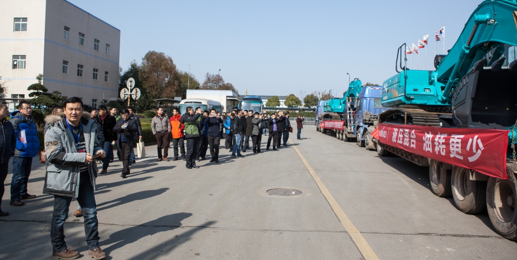 就这样被你征服！尊龙凯时ag智能100台液压混淆动力挖掘机挺进矿山