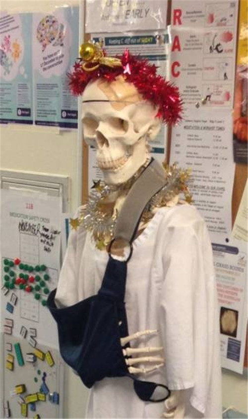 320名圣诞老人整体冲浪？八一八圣诞节奇闻趣事