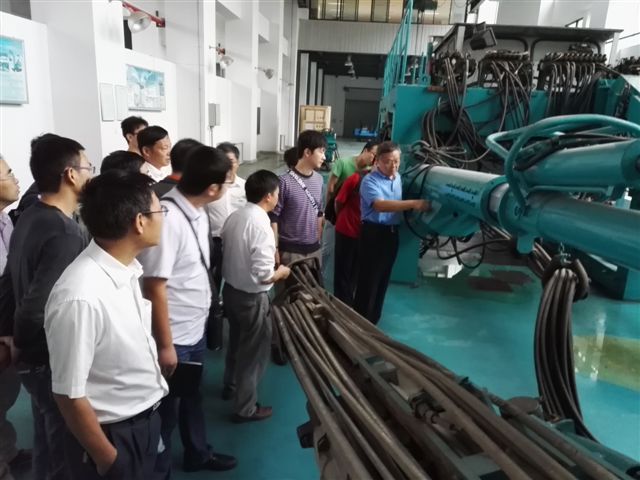 鹤发银丝映日月，赤心热血沃新花