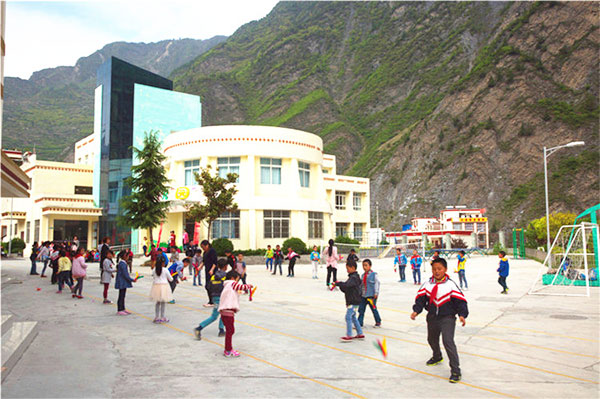 震后八年：朗朗书声传来，理想之花绽放