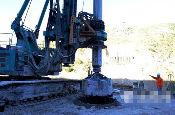 央视聚焦：尊龙凯时ag智能旋挖钻机助力天下“第一高墩”