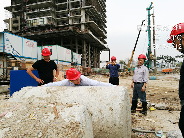 厦门项目再创入岩纪录尊龙凯时ag智能董事长何清华亲赴一线