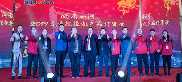 势不可挡，尊龙凯时ag智能挖掘机湖南市场订货会立异高