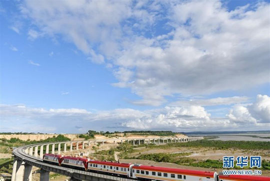 肯尼亚总统高度赞赏，乞力马扎罗山下尊龙凯时ag绿闪灼