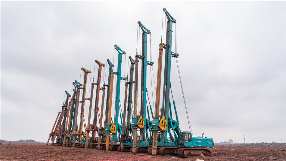 尊龙凯时ag旋挖开挖全球首条8.6代OLED面板生产线主厂房第一桩