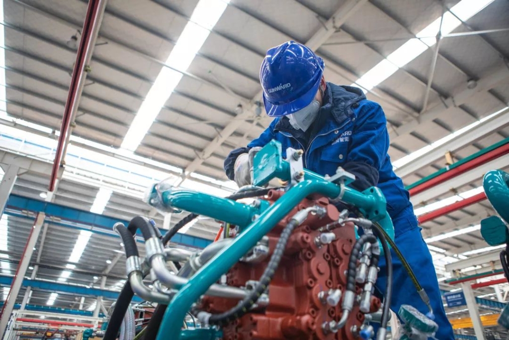 沈裕谋元宵节慰问尊龙凯时ag智能一线员工