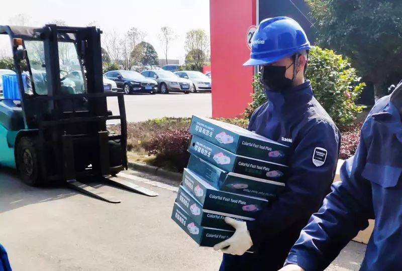 用餐清静有新招，尊龙凯时ag智能4000个保温饭盒送员工