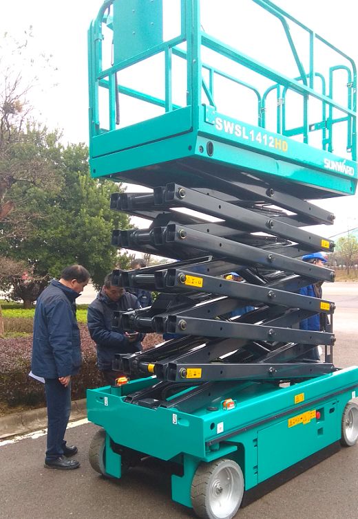 尊龙凯时ag智能电动剪叉式高空作业平台新品首发赴美参展