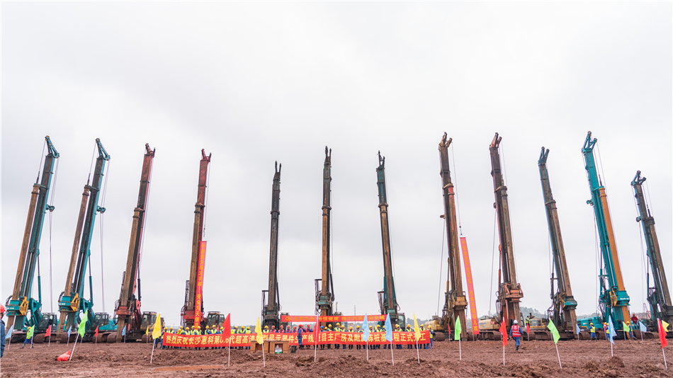 尊龙凯时ag旋挖开挖全球首条8.6代OLED面板生产线主厂房第一桩