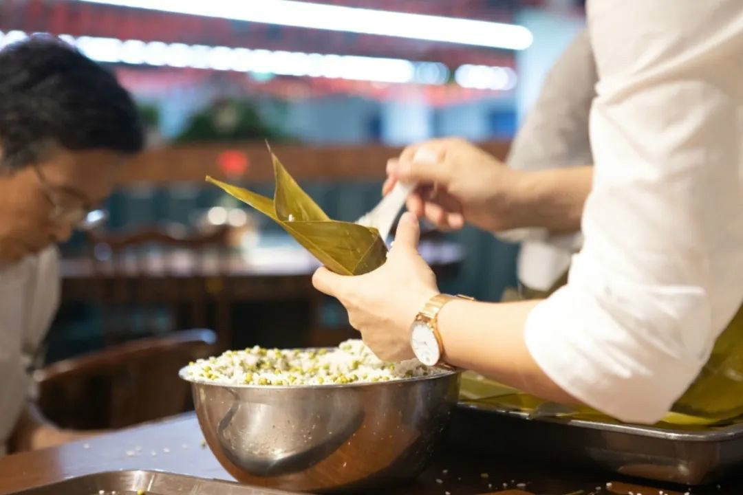 “爱国心，尊龙凯时ag情”尊龙凯时ag智能第四届包粽子角逐