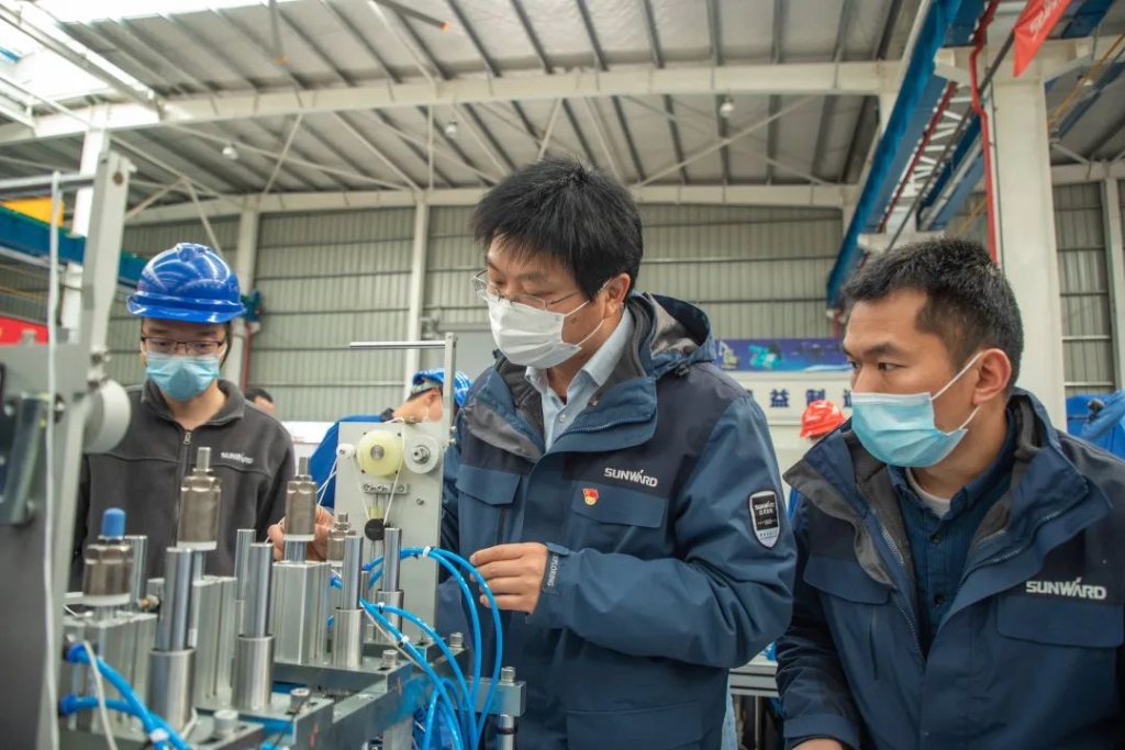 尊龙凯时ag智能首台口罩机交付客户