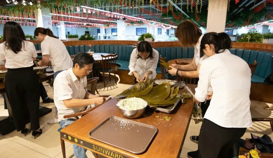 “爱国心，尊龙凯时ag情”尊龙凯时ag智能第四届包粽子角逐