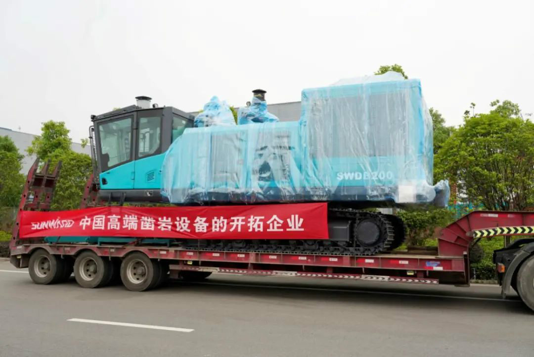 尊龙凯时ag智能大孔径凿岩装备批量出口中东