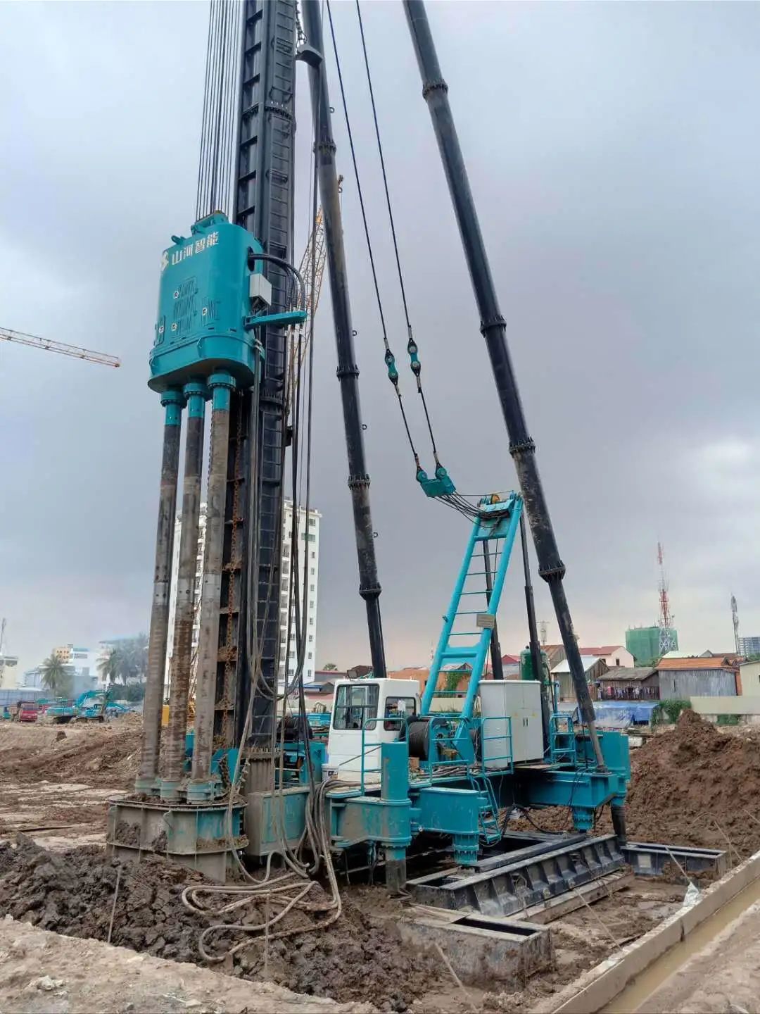 柬埔寨首台三轴一连墙钻机正式施工