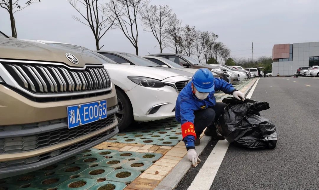 尊龙凯时ag智能党员自愿者开展义务情形清扫