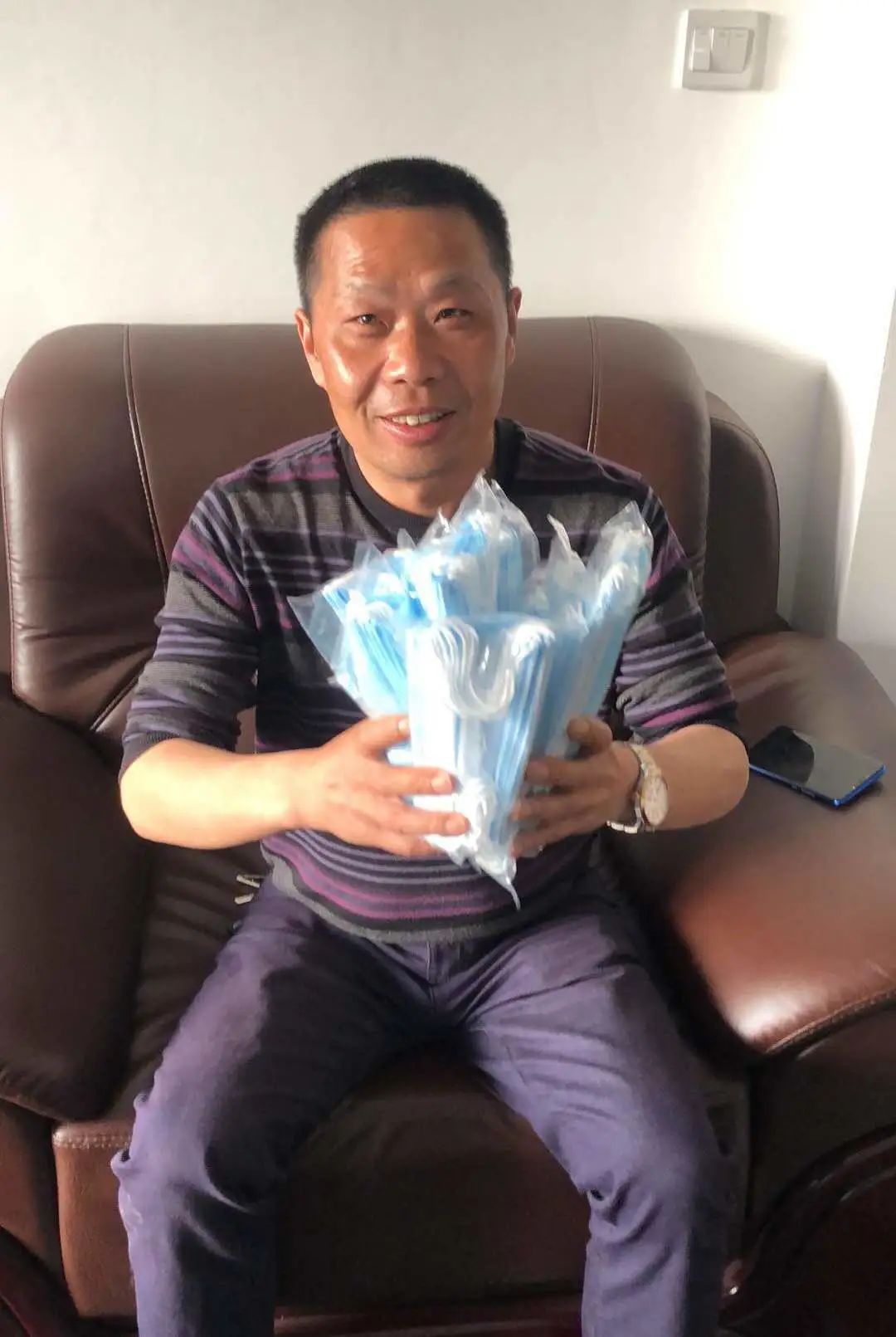 尊龙凯时ag智能首批10万只自产口罩发放客户