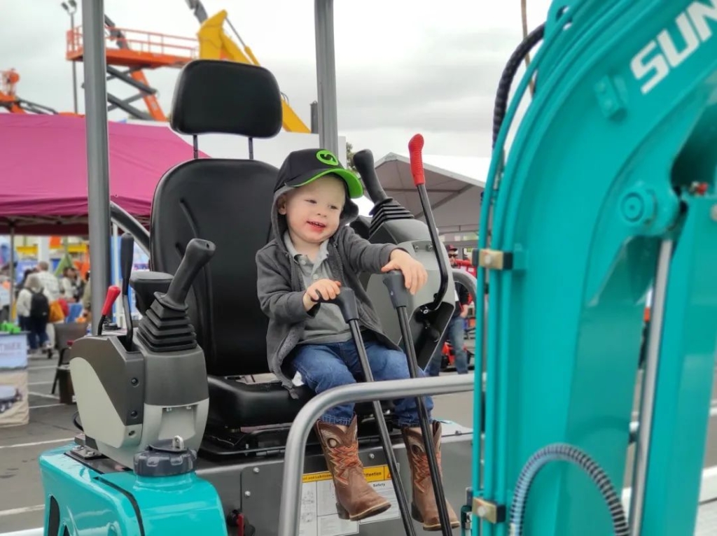 尊龙凯时ag智能全新亮相美国工程机械展