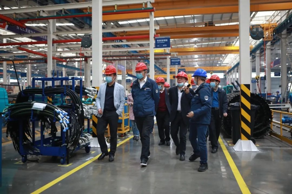 省工信行业事务中心杨卫华副主任一行莅临尊龙凯时ag智能调研