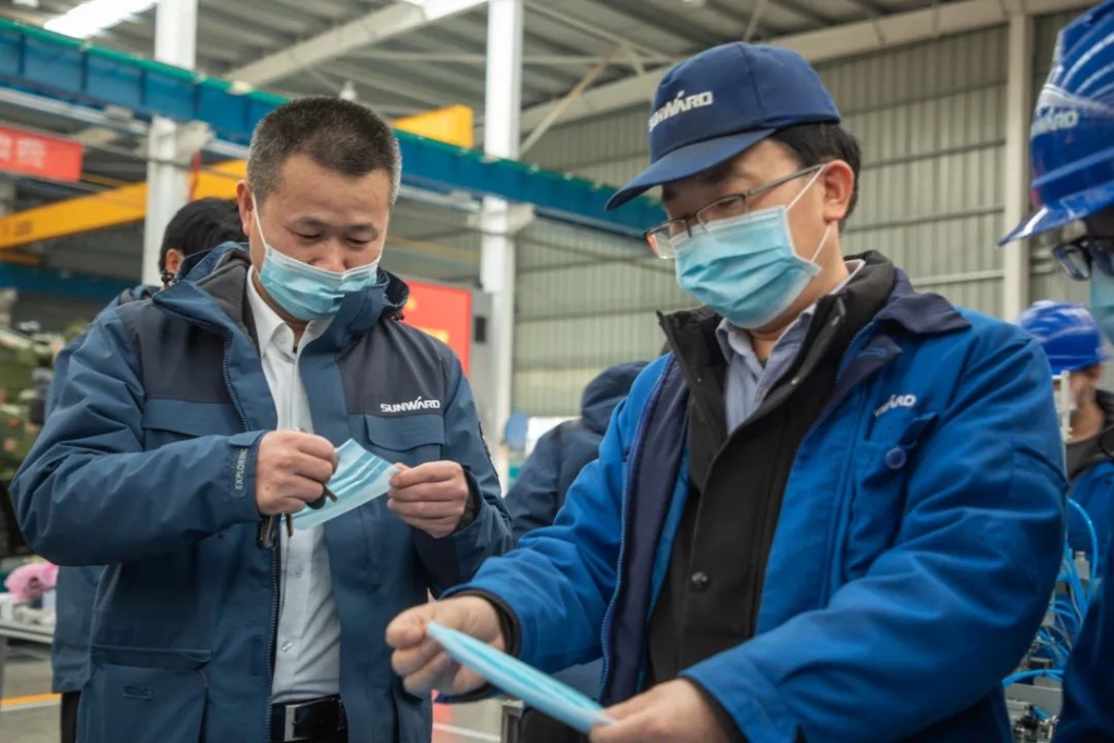 尊龙凯时ag智能首台口罩机交付客户