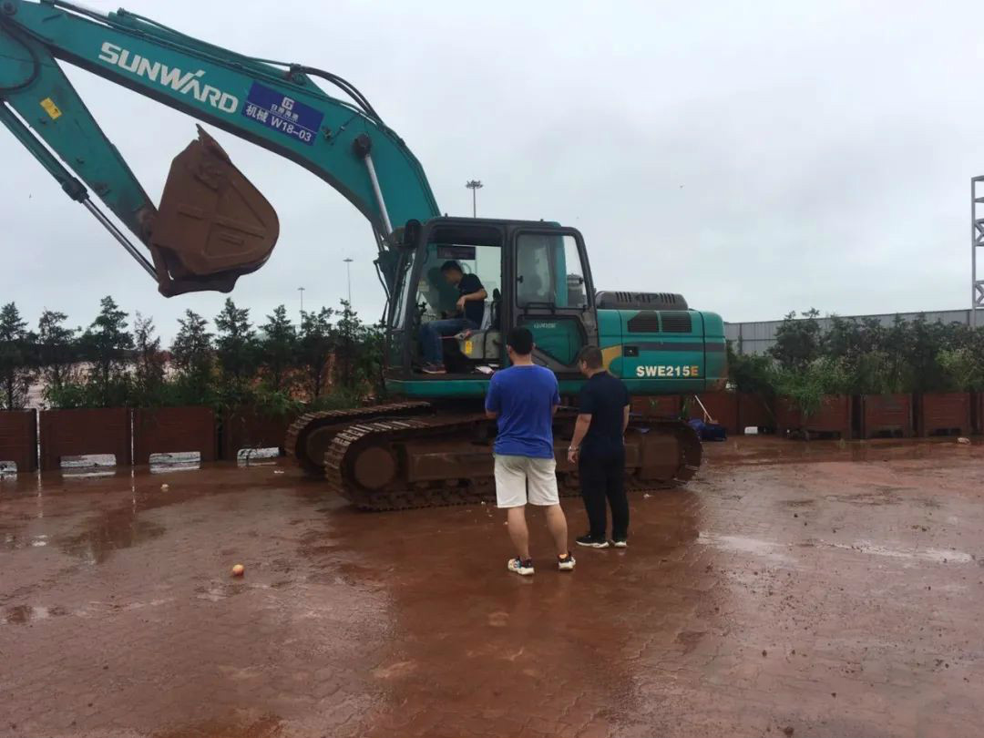 感恩相伴 关爱相随——尊龙凯时ag智能效劳万里行走进豫鲁黔