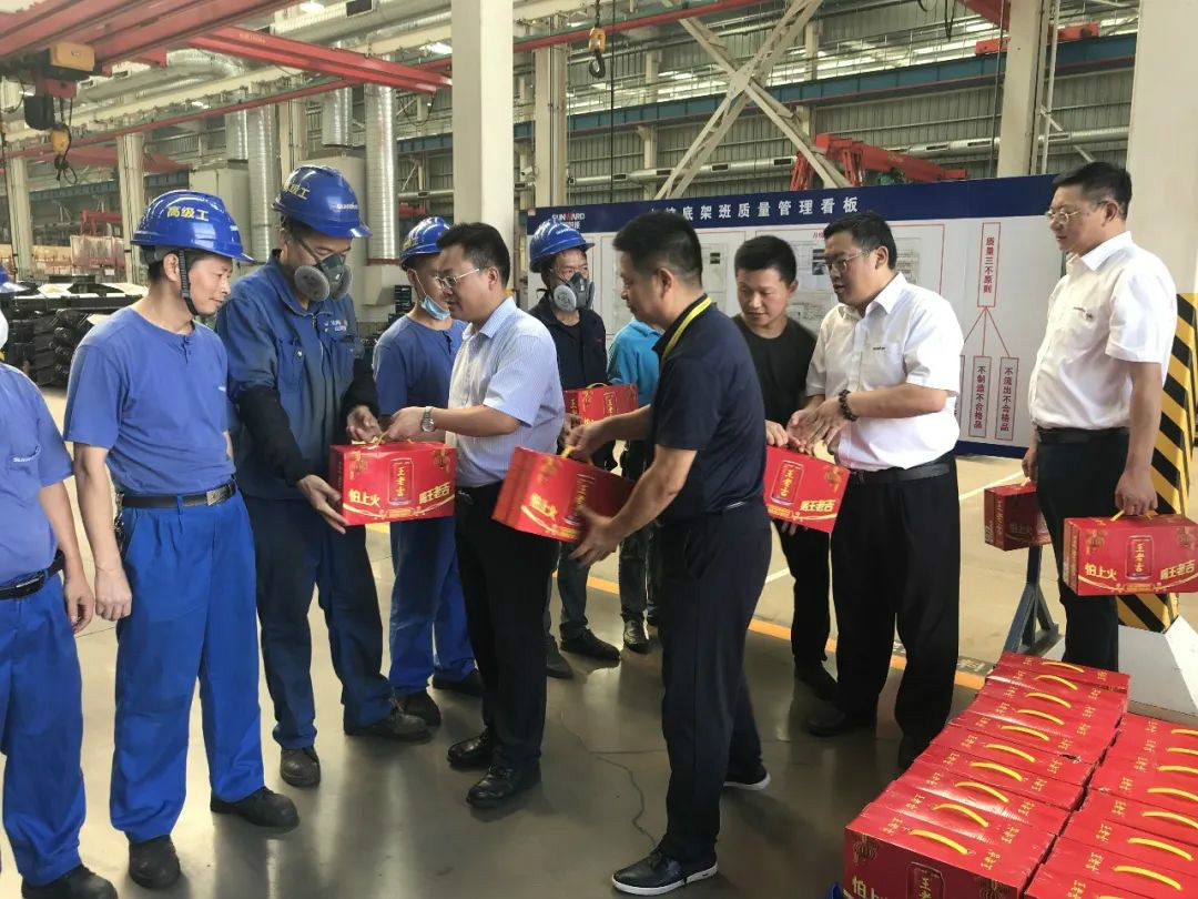 夏日炎炎送清凉，区总眷注暖人心