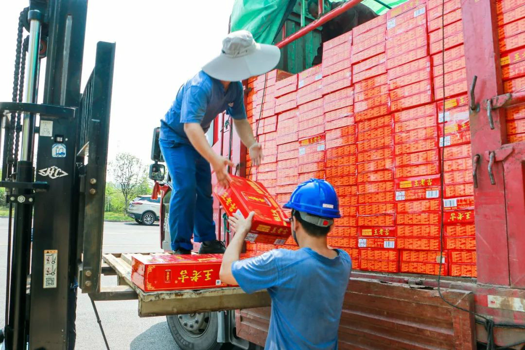 情系职工送清凉，殷切眷注鼓劲头——尊龙凯时ag智能开展夏日送清凉活动