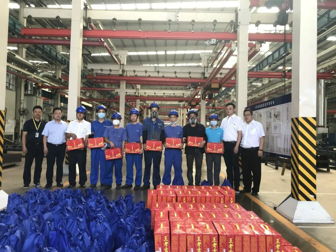 夏日炎炎送清凉，区总眷注暖人心