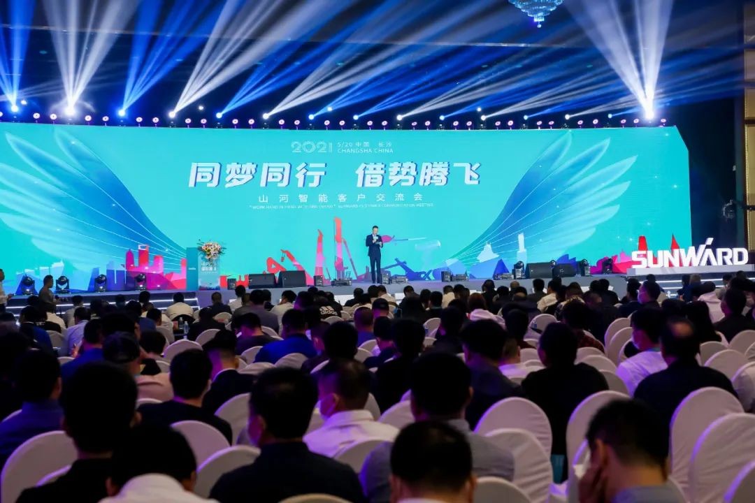 “爆品”出击！尊龙凯时ag智能客户交流会签约超8亿元