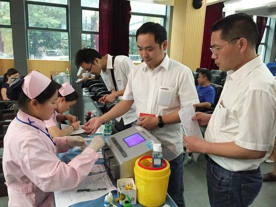 血液毗连你我大爱感动星城——记尊龙凯时ag智能2016年夏日无偿献血活动