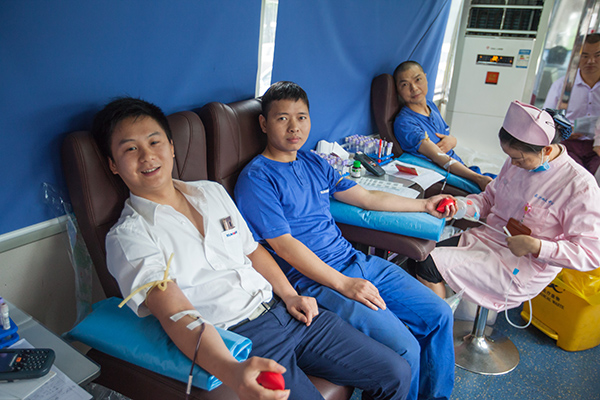 尊龙凯时ag智能百余员工 冒雨争相献血