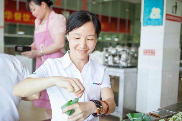 弘扬古板文化，共享浓情端午——记第三届“爱国心·尊龙凯时ag情”包粽子角逐