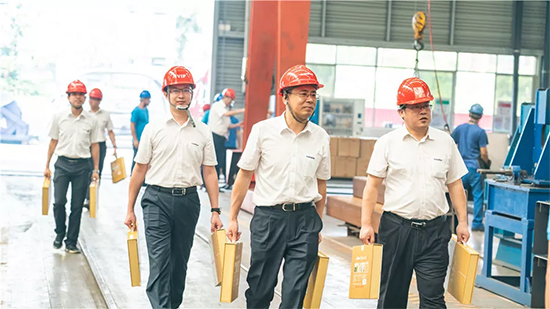 万力集团“送清凉”活动，慰问一线员工