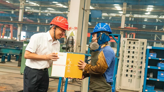 万力集团“送清凉”活动，慰问一线员工