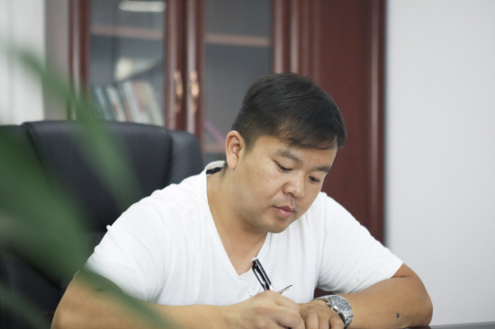 六年六台挖机 邓老板是个“尊龙凯时ag迷”