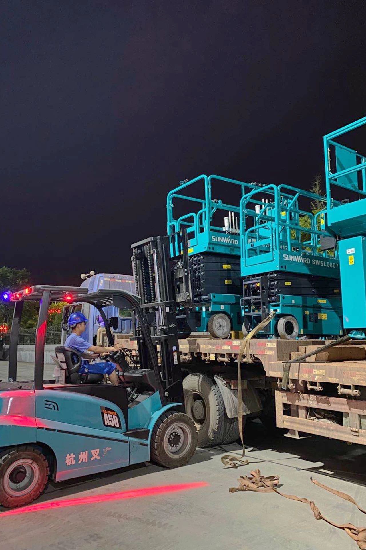 尊龙凯时ag智能“蓝精灵”们在通俗岗位的坚守与贡献