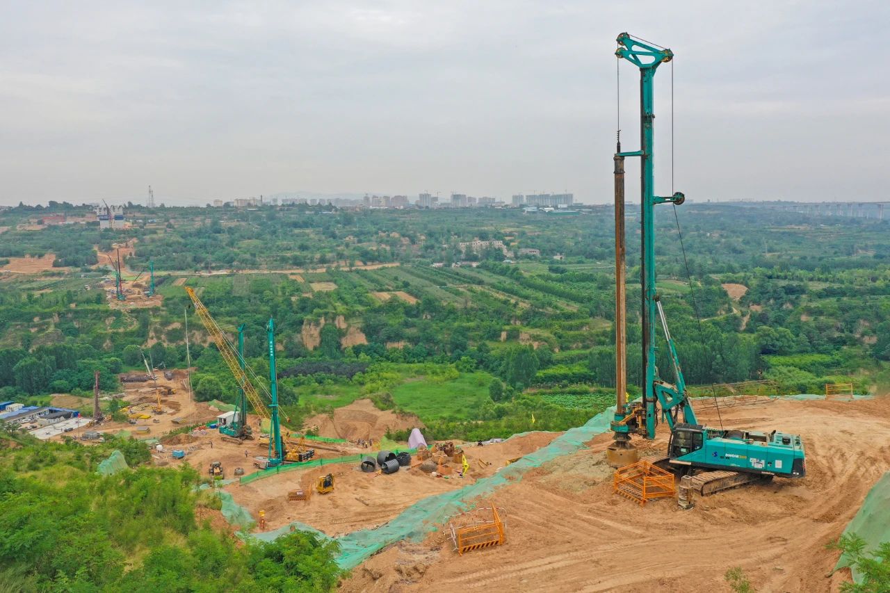 天堑施工，玉皇阁二号特大桥桩基主力军是尊龙凯时ag智能旋挖钻机 | 百年风华筑漂亮尊龙凯时ag（3）