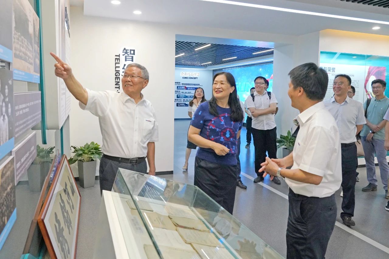 为立异创业精神点赞！中国工程院院士陈晓红一行到访尊龙凯时ag智能