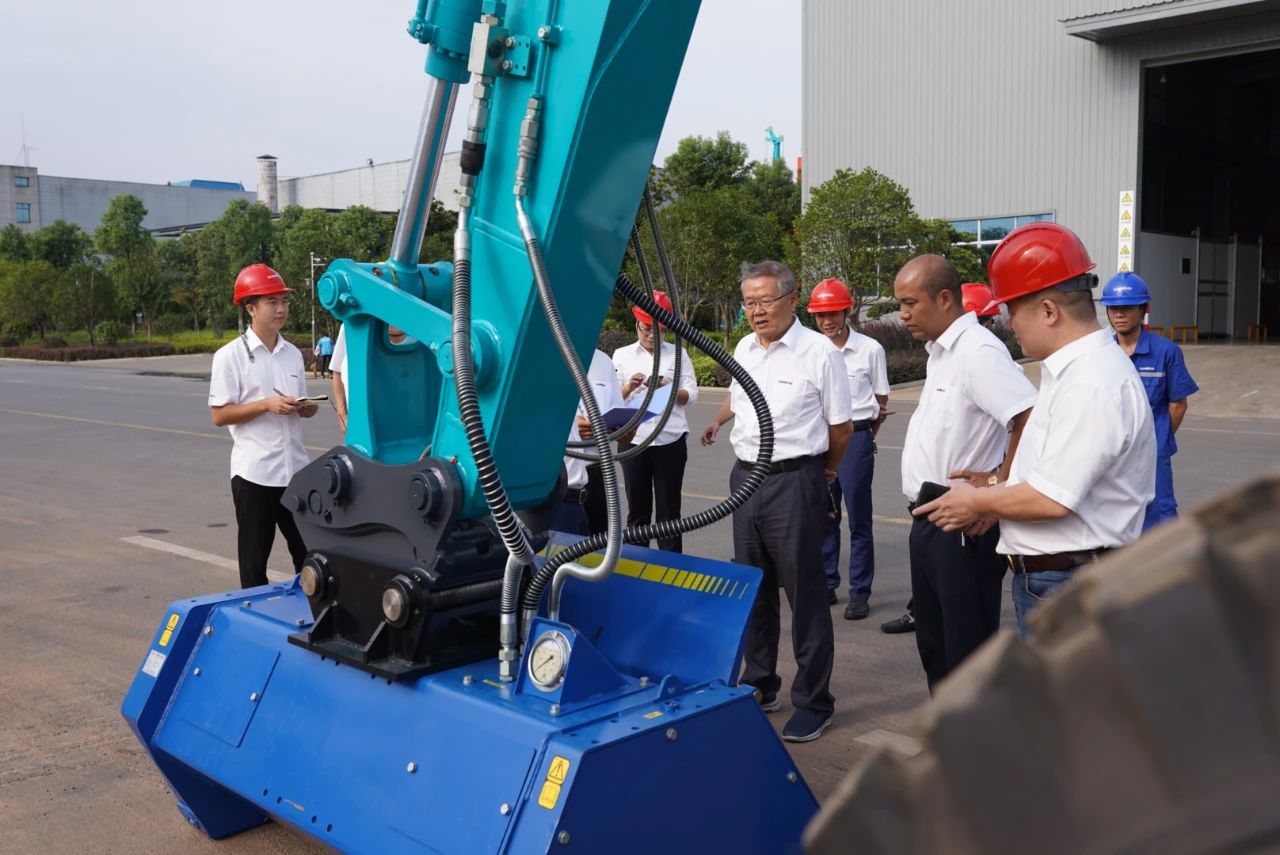 海内首台！尊龙凯时ag智能15吨级轮履两用开带机乐成下线