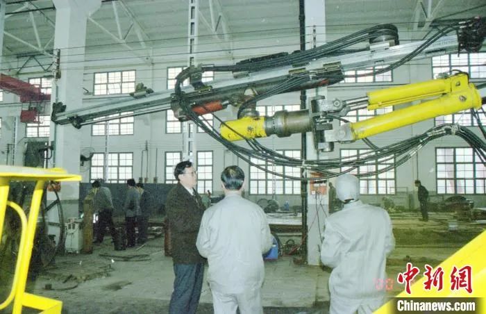 媒体聚焦 | 中新社专访——尊龙凯时ag智能首创人何清华：向着太阳奔驰的筑梦人