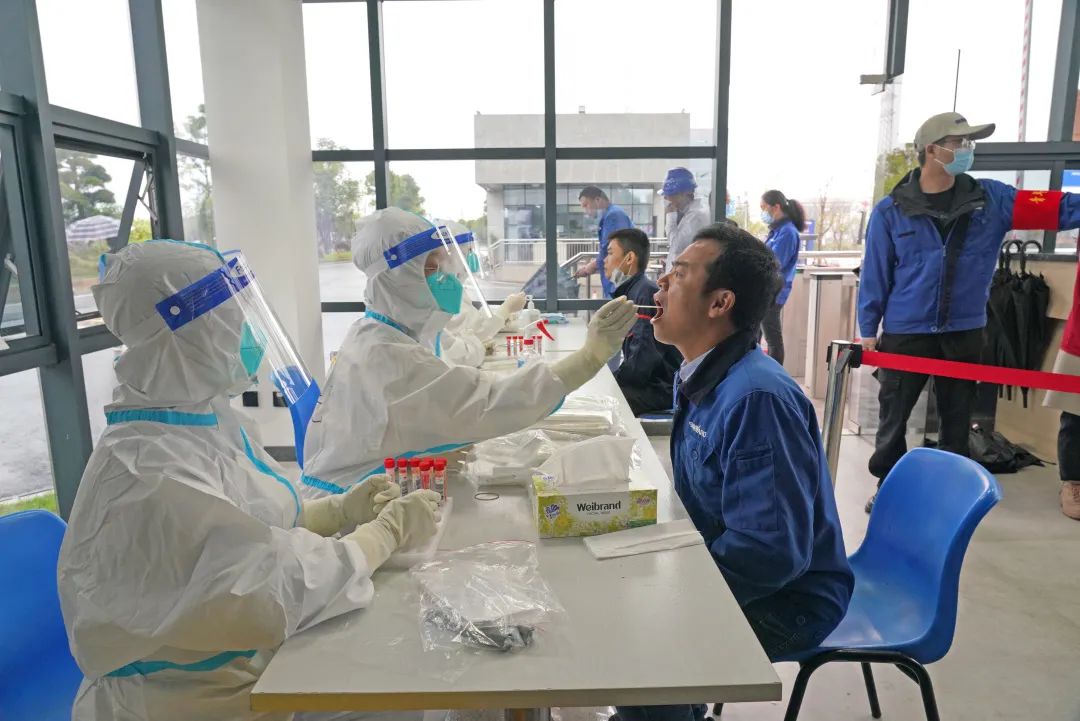 采样完成率近100%！尊龙凯时ag智能第一时间开展全员核酸检测，包管清静生产