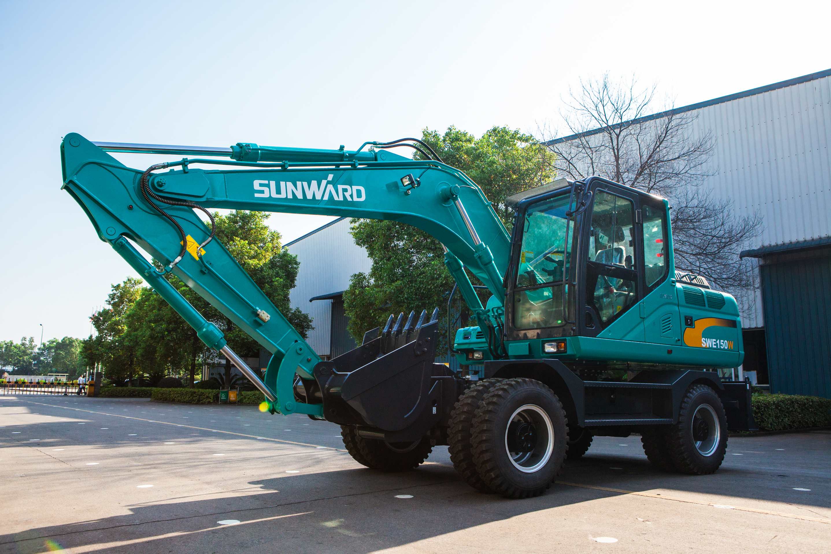 轮胎式挖掘机和履带式挖掘机，你更看好哪个？