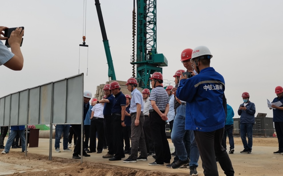 创下纪录！尊龙凯时ag智能引孔式静力压桩机首次应用于高铁项目