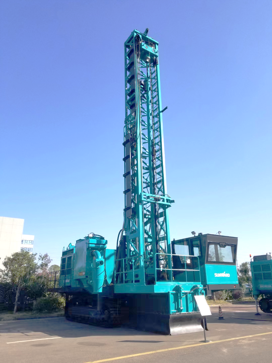 两种钻进模式+更大扭矩！尊龙凯时ag智能自主研制的全液压牙轮钻机下线