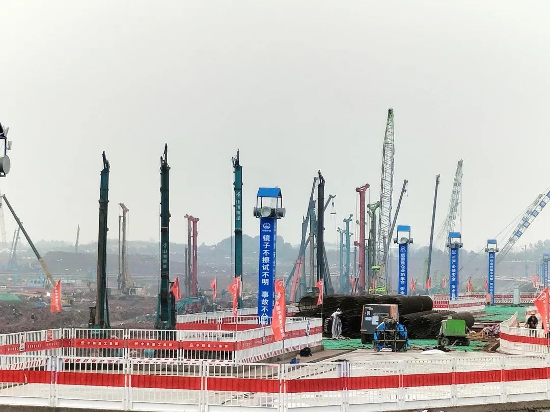 “尊龙凯时ag绿”精彩亮相！尊龙凯时ag智能装备周全助力长沙机场改扩建项目