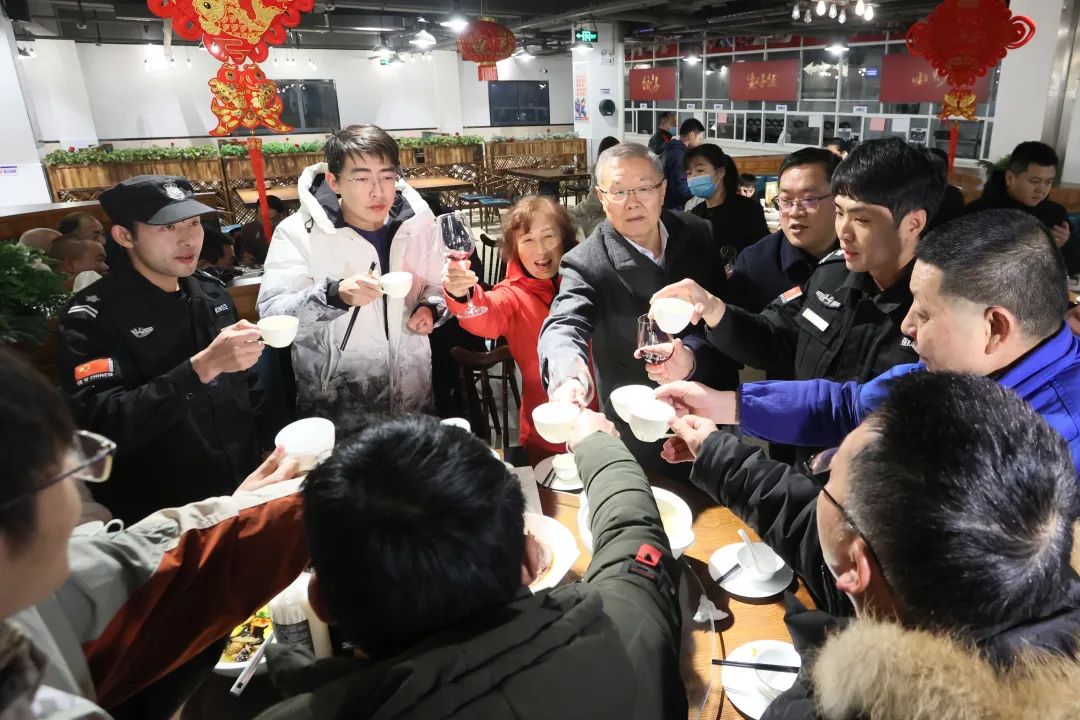 尊龙凯时ag智能董事长何清华与留厂员工一起过大年！