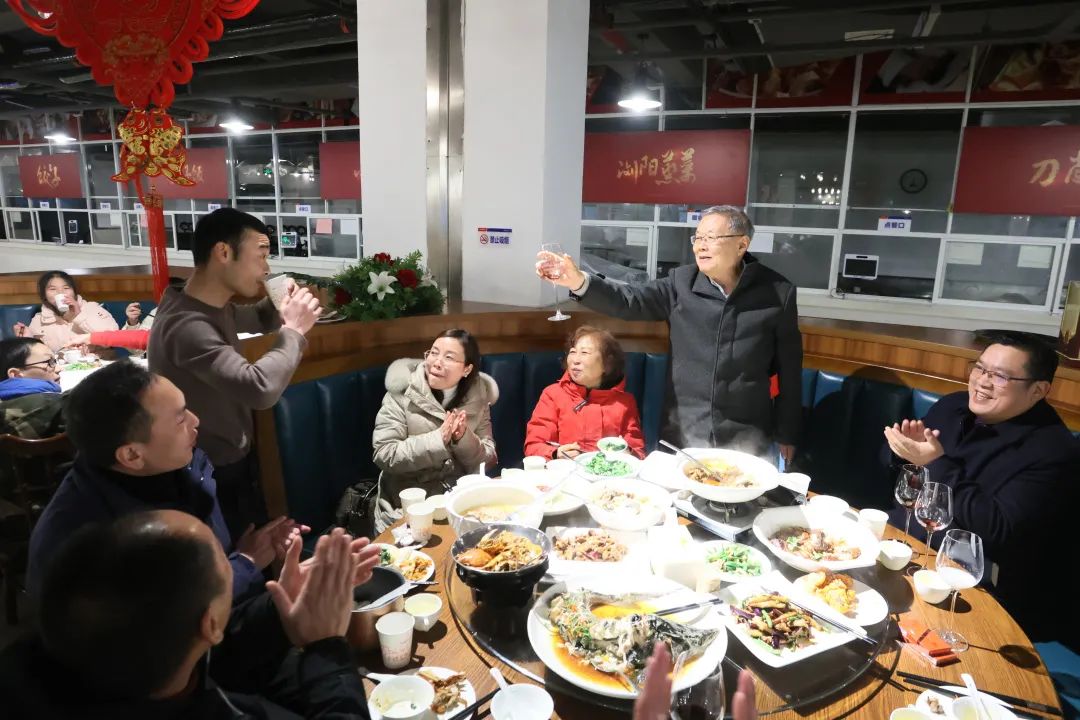 尊龙凯时ag智能董事长何清华与留厂员工一起过大年！