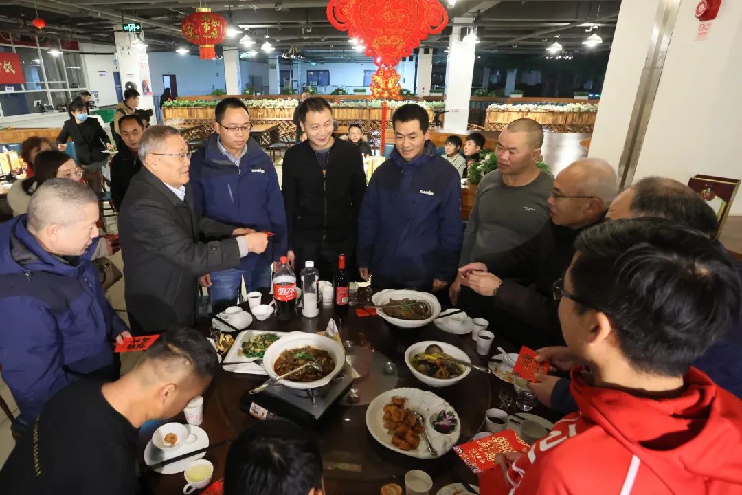 尊龙凯时ag智能董事长何清华与留厂员工一起过大年！