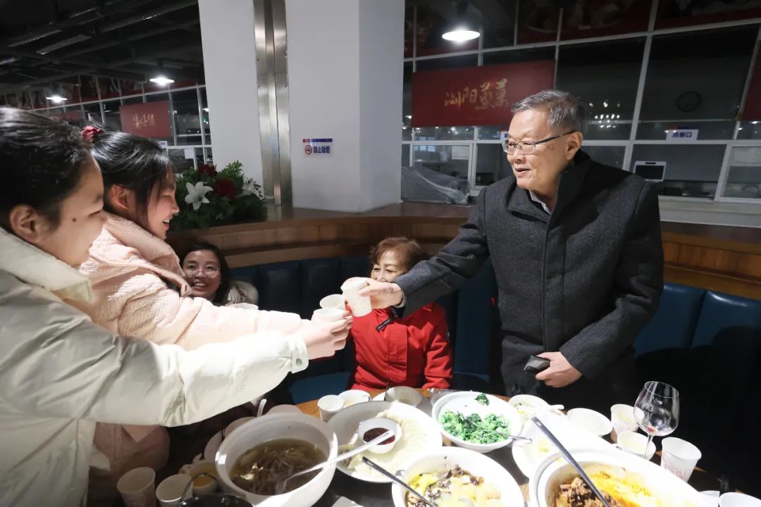 尊龙凯时ag智能董事长何清华与留厂员工一起过大年！