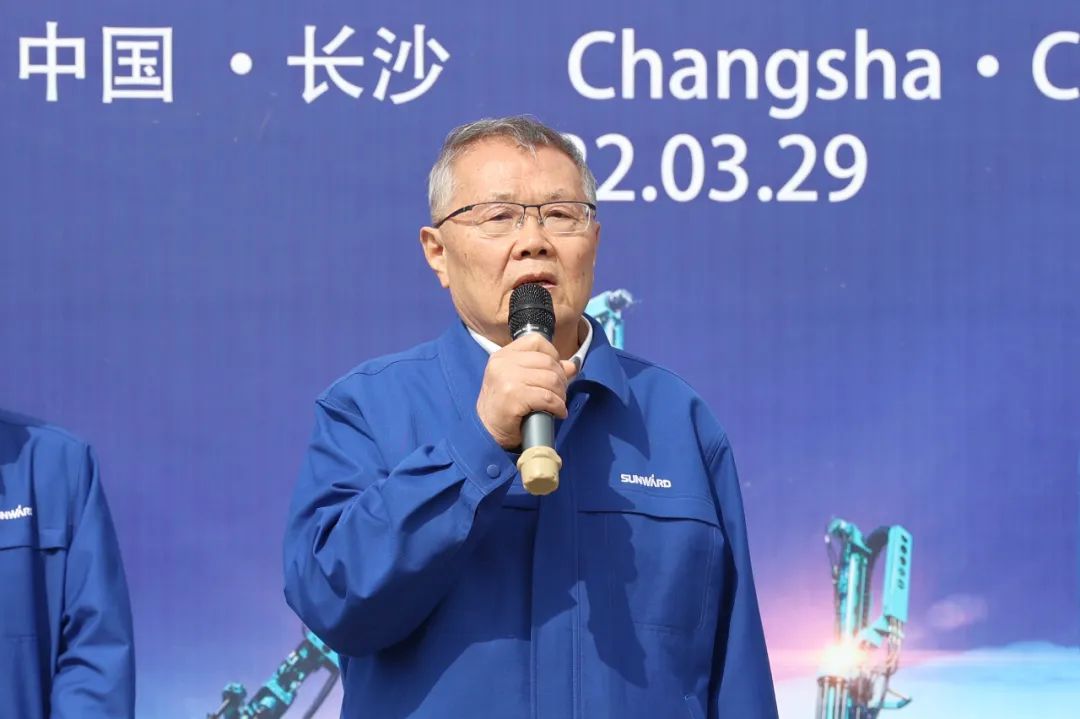 征战全球市。∽鹆盿g智能凿岩装备批量发货